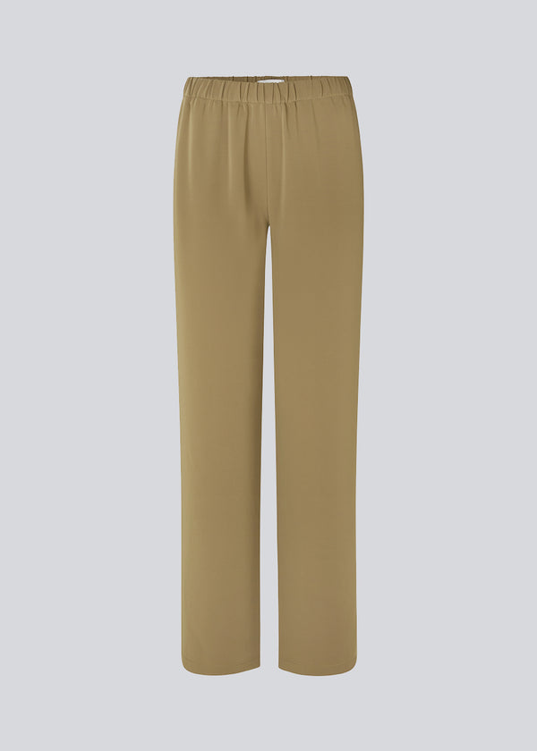 Pants in a simple design with wide legs. Perry pants have pockets at the side seam and an elasticated waistline for a comfortable fit. 