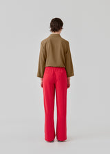 Pink pants in a simple design with wide legs. Perry pants have pockets at side seam and an elasticated waistline for a comfortable fit. The model is 173 cm and wears a size S/36