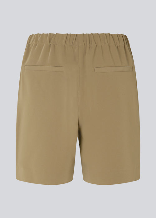 Shorts in the color Dune in a simple design with wide legs. PerryMD shorts have slanted pockets at the side and an elasticated waist for a comfortable fit. The model is 173 cm and wears a size S/36