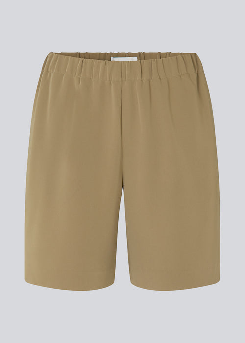 Shorts in the color Dune in a simple design with wide legs. PerryMD shorts have slanted pockets at the side and an elasticated waist for a comfortable fit. The model is 173 cm and wears a size S/36