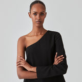 One shoulder top in black with one long sleeve in a light, woven quality. PerryMD top has a loose silhouette. The model is 175 cm and wears a size S/36. The model is 173 cm and wears a size S/36