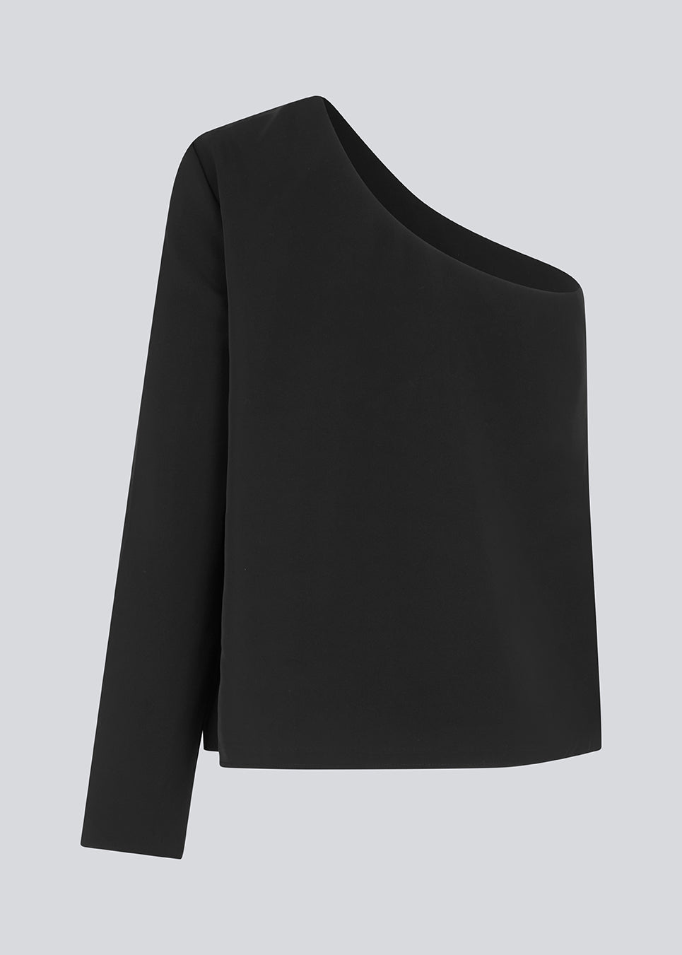 One shoulder top in black with one long sleeve in a light, woven quality. PerryMD top has a loose silhouette. The model is 175 cm and wears a size S/36. The model is 173 cm and wears a size S/36