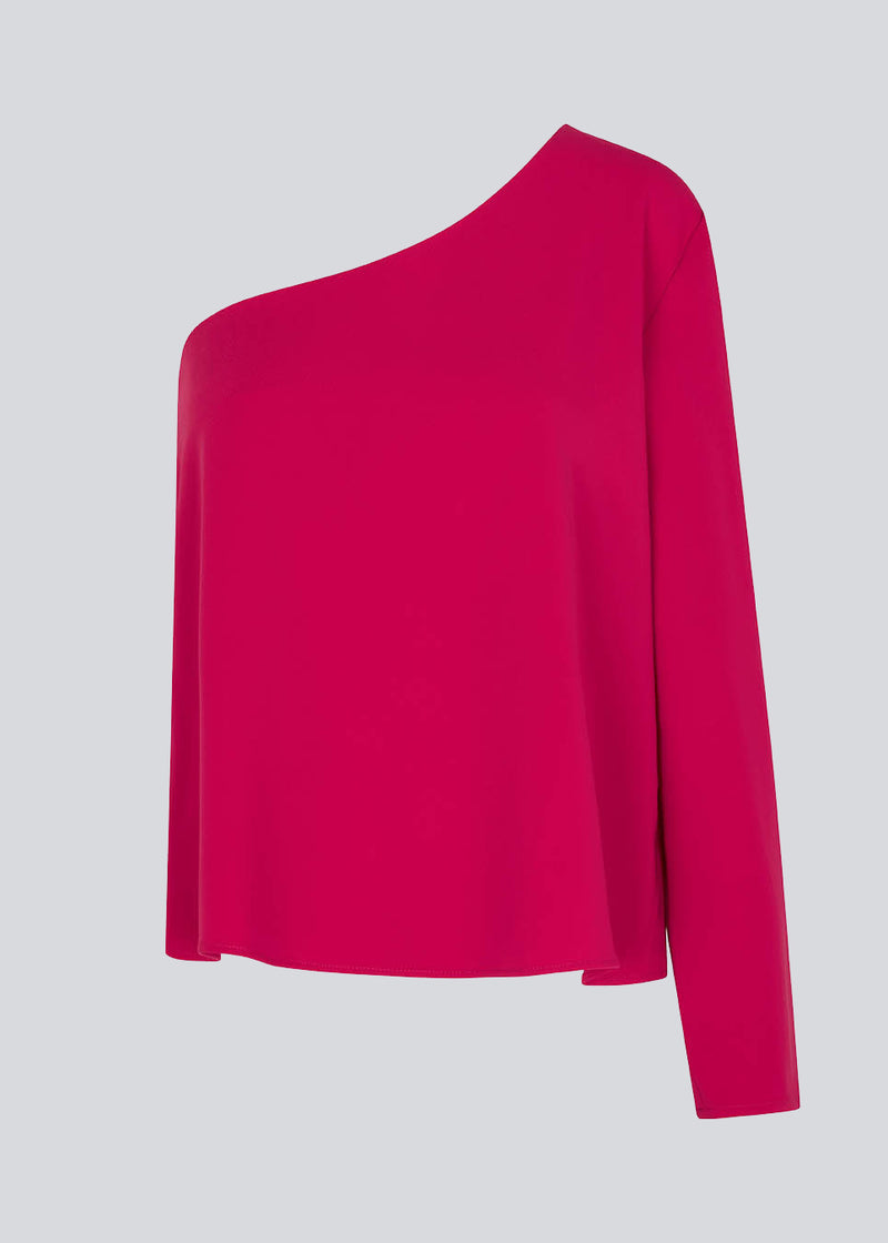 One shoulder top in pink with one long sleeve in a light, woven quality. PerryMD top has a loose silhouette. The model is 175 cm and wears a size S/36. The model is 173 cm and wears a size S/36