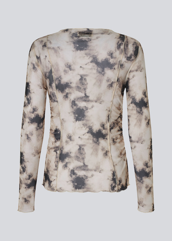 Long-sleeve top in a transparent material. Petrinamd print top is fitted and has a gathering detail at the side. The model is 175 cm and wears a size S/36.
