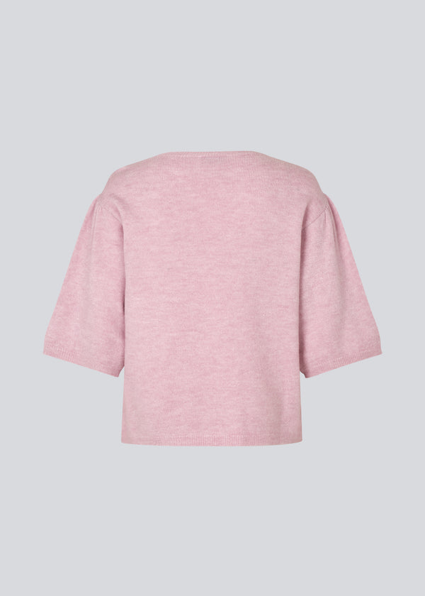 Soft knit with short puff sleeves. Petronellamd SS o-neck has a round neckline and ribbed trim. The model is 175 cm and wears a size S/36.