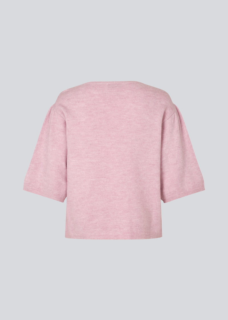 Soft knit with short puff sleeves. Petronellamd SS o-neck has a round neckline and ribbed trim. The model is 175 cm and wears a size S/36.