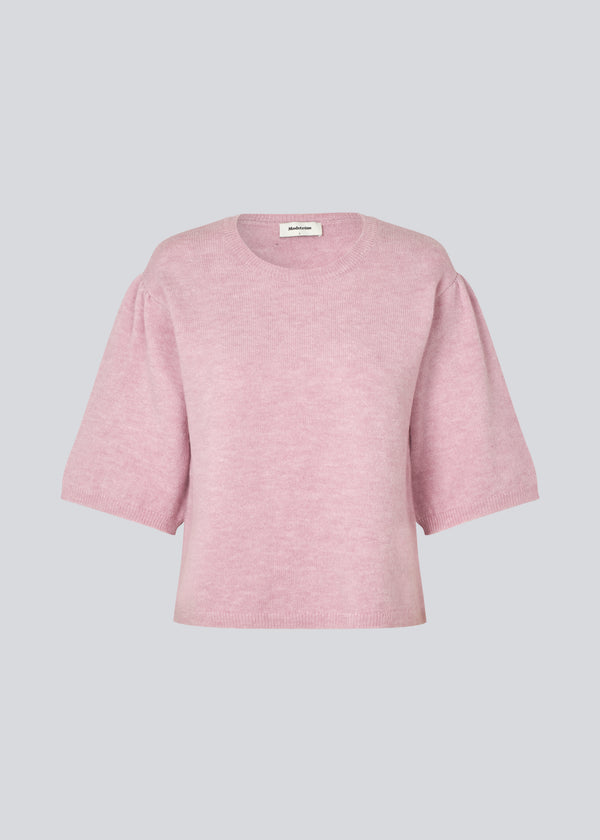 Soft knit with short puff sleeves. Petronellamd SS o-neck has a round neckline and ribbed trim. The model is 175 cm and wears a size S/36.