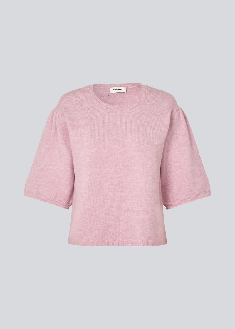 Soft knit with short puff sleeves. Petronellamd SS o-neck has a round neckline and ribbed trim. The model is 175 cm and wears a size S/36.