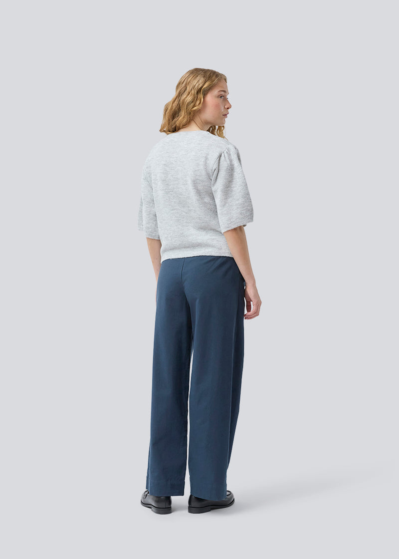 Soft knit with short puff sleeves. Petronellamd SS o-neck has a round neckline and ribbed trim. The model is 175 cm and wears a size S/36.