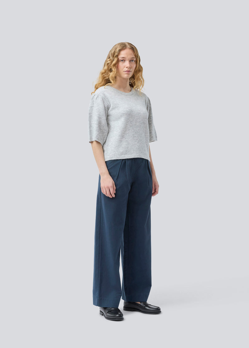 Soft knit with short puff sleeves. Petronellamd SS o-neck has a round neckline and ribbed trim. The model is 175 cm and wears a size S/36.