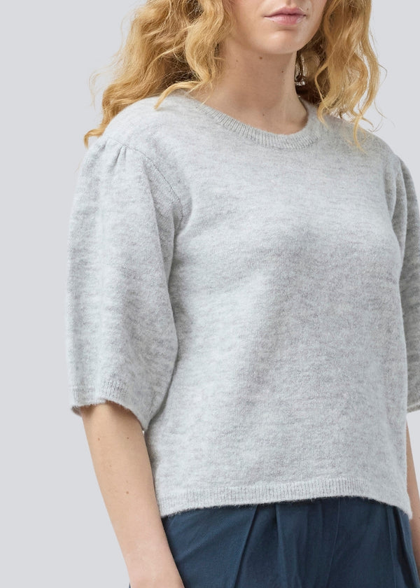 Soft knit with short puff sleeves. Petronellamd SS o-neck has a round neckline and ribbed trim. The model is 175 cm and wears a size S/36.
