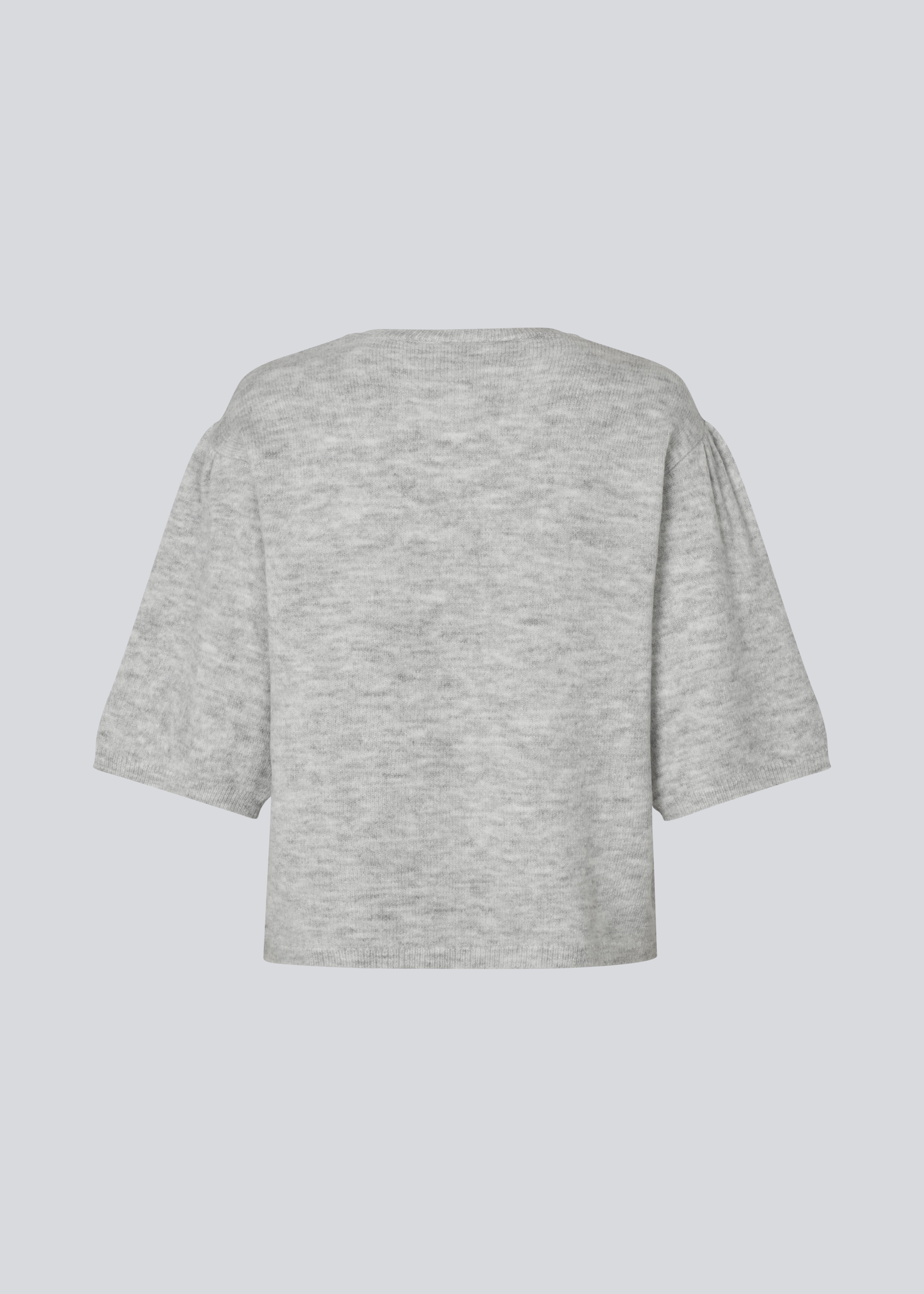 Soft knit with short puff sleeves. Petronellamd SS o-neck has a round neckline and ribbed trim. The model is 175 cm and wears a size S/36.