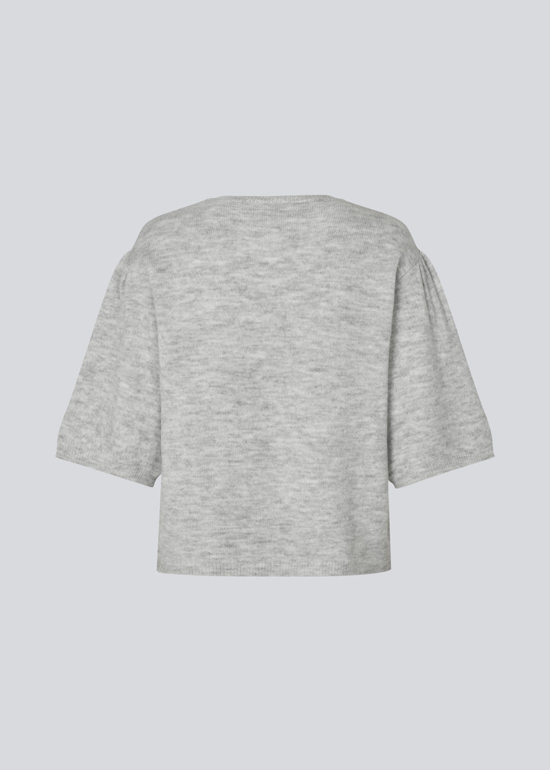 Soft knit with short puff sleeves. Petronellamd SS o-neck has a round neckline and ribbed trim. The model is 175 cm and wears a size S/36.