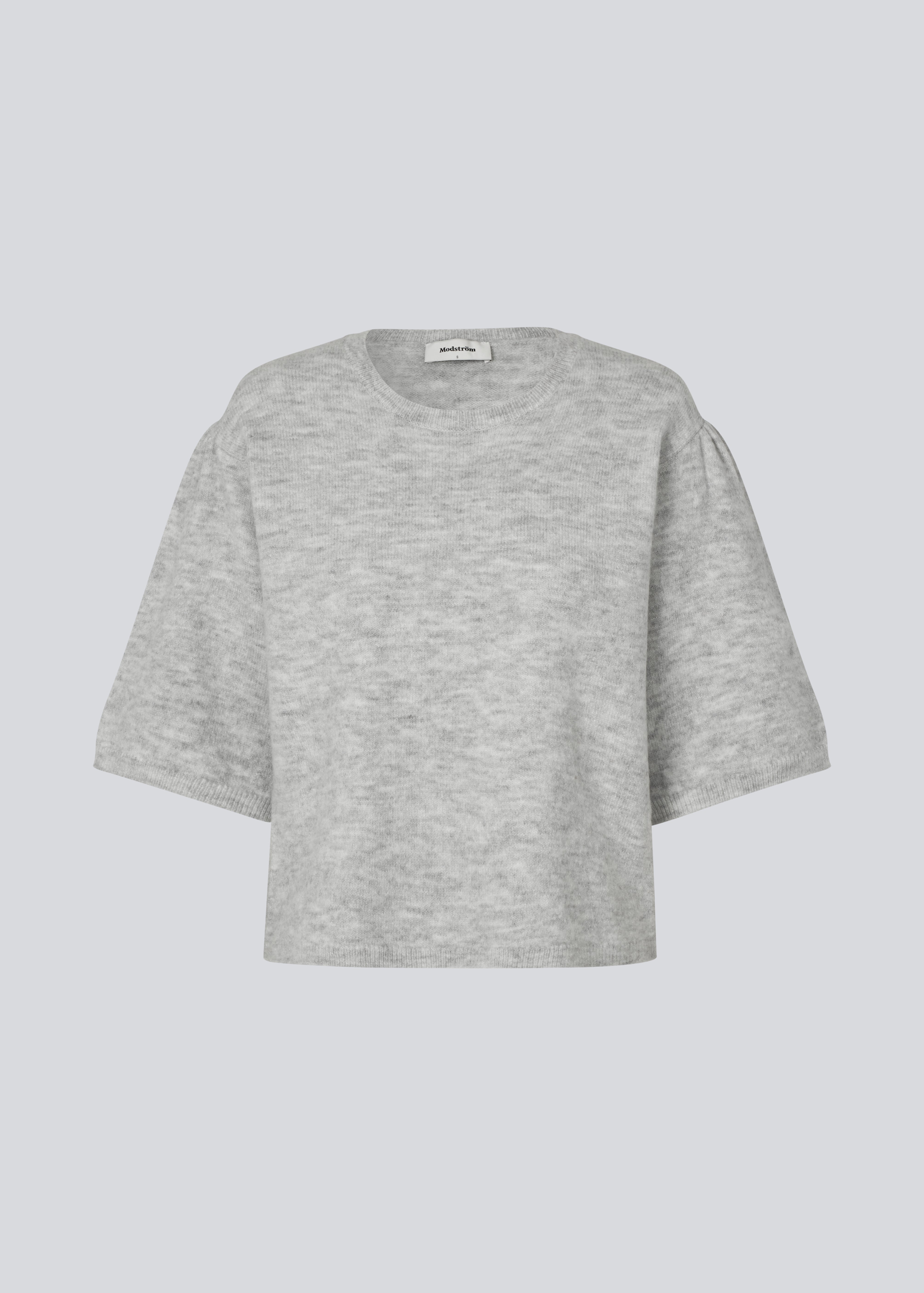 Soft knit with short puff sleeves. Petronellamd SS o-neck has a round neckline and ribbed trim. The model is 175 cm and wears a size S/36.