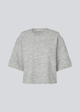 Soft knit with short puff sleeves. Petronellamd SS o-neck has a round neckline and ribbed trim. The model is 175 cm and wears a size S/36.
