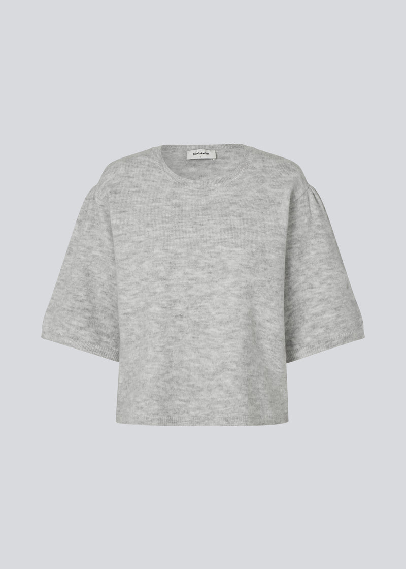 Soft knit with short puff sleeves. Petronellamd SS o-neck has a round neckline and ribbed trim. The model is 175 cm and wears a size S/36.
