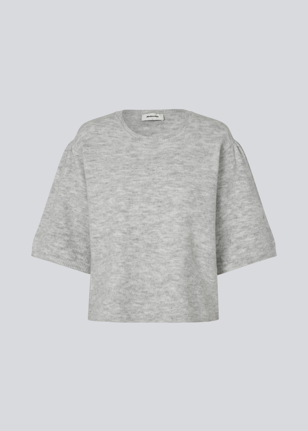 Soft knit with short puff sleeves. Petronellamd SS o-neck has a round neckline and ribbed trim. The model is 175 cm and wears a size S/36.