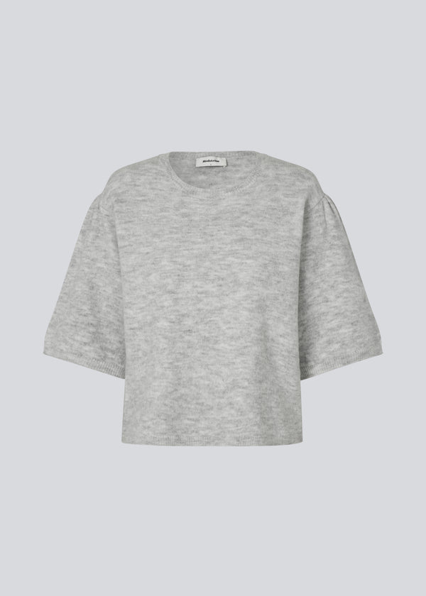 Soft knit with short puff sleeves. Petronellamd SS o-neck has a round neckline and ribbed trim. The model is 175 cm and wears a size S/36.