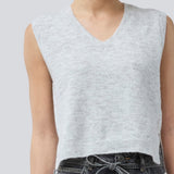 Soft knitted vest with a V-neckline. Petronellamd vest is fitted and has slits at the sides. The model is 175 cm and wears a size S/36.