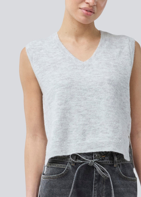 Soft knitted vest with a V-neckline. Petronellamd vest is fitted and has slits at the sides. The model is 175 cm and wears a size S/36.