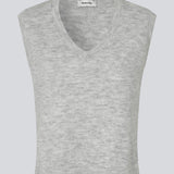 Soft knitted vest with a V-neckline. Petronellamd vest is fitted and has slits at the sides. The model is 175 cm and wears a size S/36.