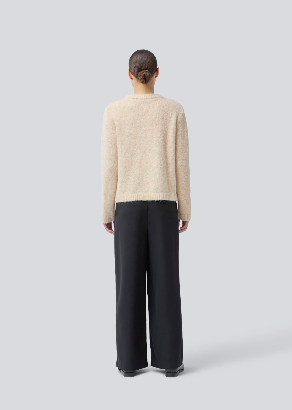 Soft knit in recycled polyester. Philipmd stripe O-neck has long sleeves and a round neckline. The model is 175 cm and wears a size s/36.
