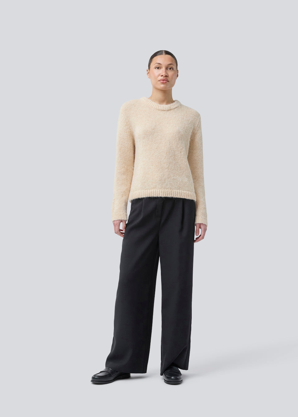 Soft knit in recycled polyester. Philipmd stripe O-neck has long sleeves and a round neckline. The model is 175 cm and wears a size s/36.

