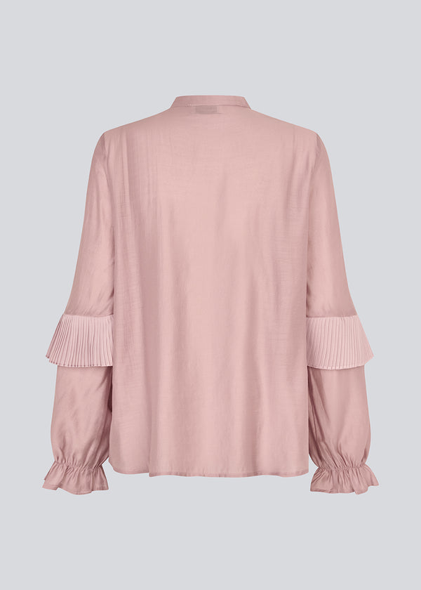 Shirt in the color "Fragrant Lilac" with ruffle details and a front opening. Phungmd shirt has a loose fit and flowy sleeves.