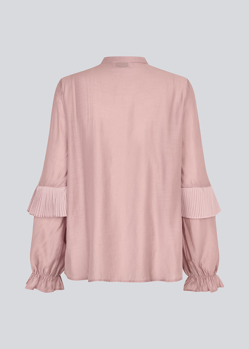 Shirt in the color "Fragrant Lilac" with ruffle details and a front opening. Phungmd shirt has a loose fit and flowy sleeves.