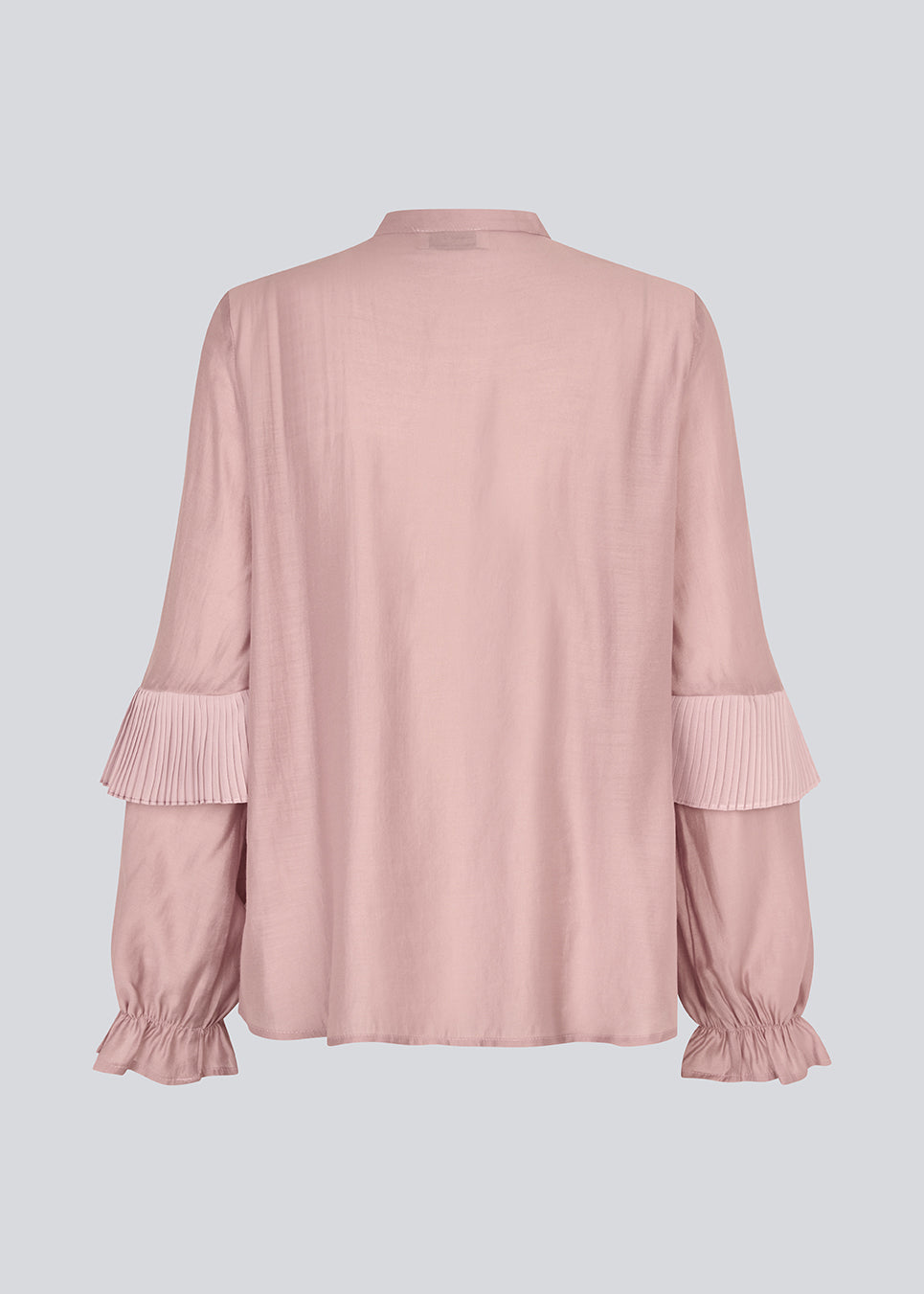 Shirt in the color "Fragrant Lilac" with ruffle details and a front opening. Phungmd shirt has a loose fit and flowy sleeves.