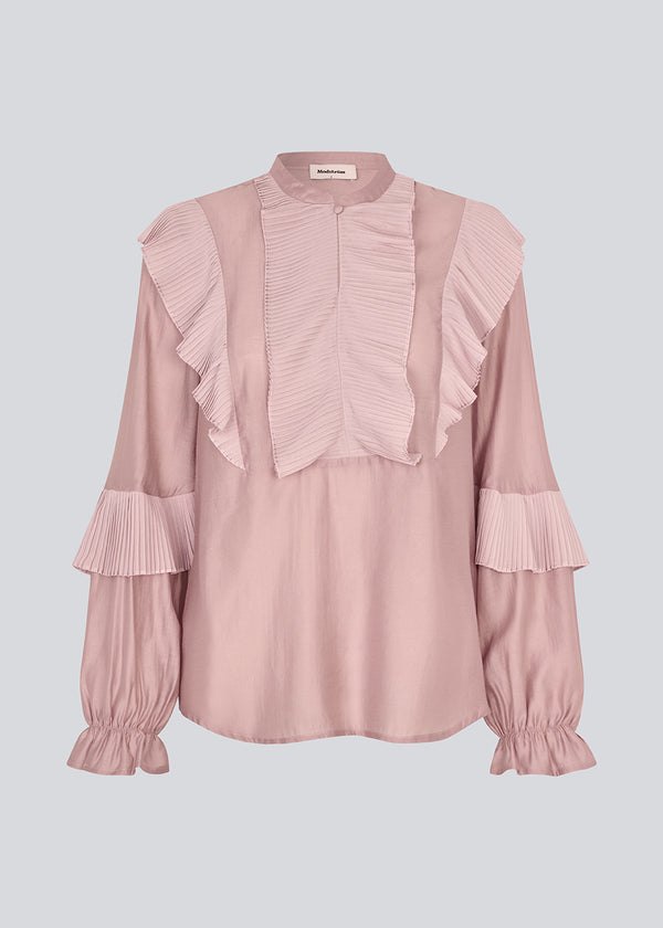 Shirt in the color "Fragrant Lilac" with ruffle details and a front opening. Phungmd shirt has a loose fit and flowy sleeves.