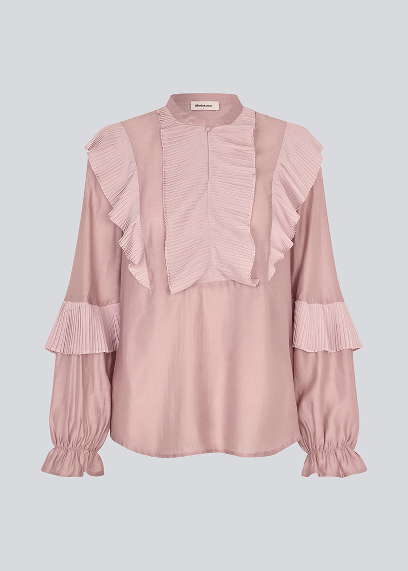 Shirt in the color "Fragrant Lilac" with ruffle details and a front opening. Phungmd shirt has a loose fit and flowy sleeves.