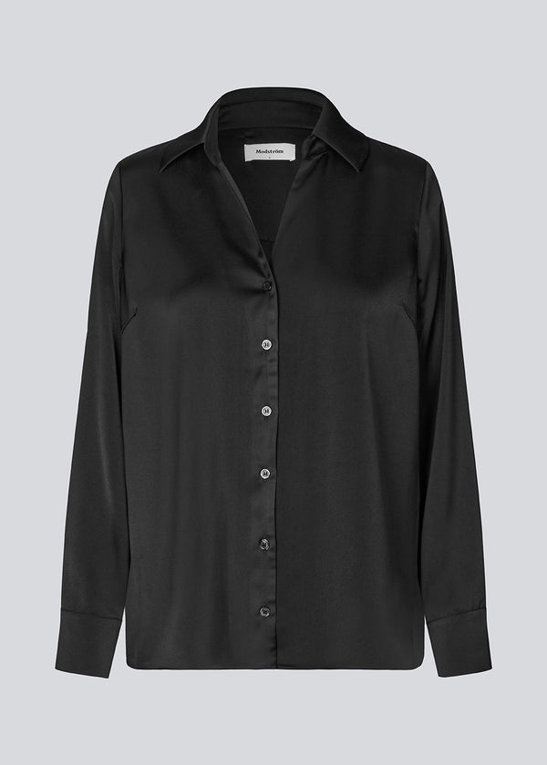 Black classic shirt with button closure in front in satin. Pietromd shirt has a loose fit and a shirt collar.