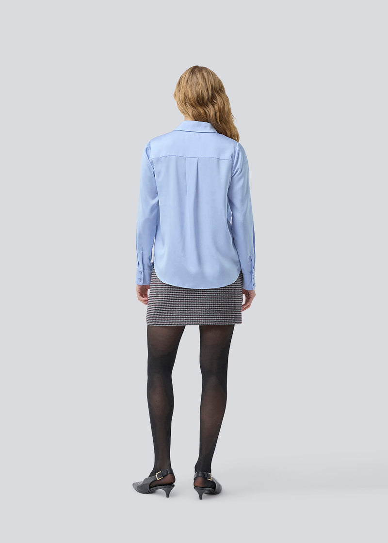 Classic shirt with button closure in front in satin. Pietromd shirt has a loose fit and a shirt collar. The model is 175 cm and wears a size s/36.