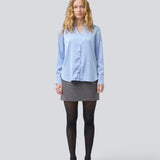 Classic shirt with button closure in front in satin. Pietromd shirt has a loose fit and a shirt collar. The model is 175 cm and wears a size s/36.