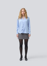 Classic shirt with button closure in front in satin. Pietromd shirt has a loose fit and a shirt collar. The model is 175 cm and wears a size s/36.