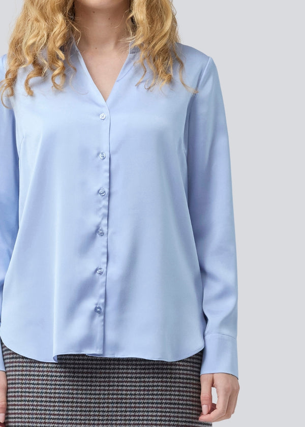 Classic shirt with button closure in front in satin. Pietromd shirt has a loose fit and a shirt collar. The model is 175 cm and wears a size s/36.