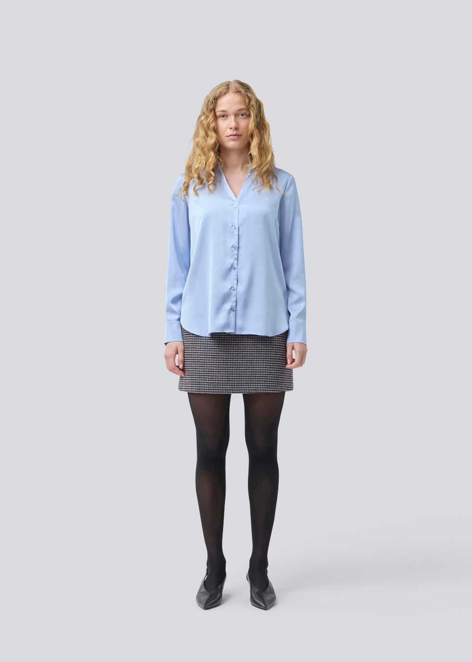 Classic shirt with button closure in front in satin. Pietromd shirt has a loose fit and a shirt collar. The model is 175 cm and wears a size s/36.