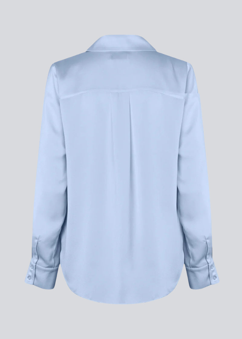 Classic shirt with button closure in front in satin. Pietromd shirt has a loose fit and a shirt collar. The model is 175 cm and wears a size s/36.