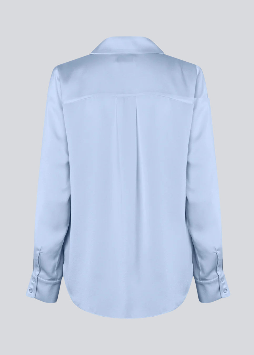 Classic shirt with button closure in front in satin. Pietromd shirt has a loose fit and a shirt collar. The model is 175 cm and wears a size s/36.