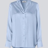 Classic shirt with button closure in front in satin. Pietromd shirt has a loose fit and a shirt collar. The model is 175 cm and wears a size s/36.