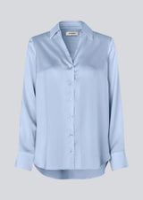 Classic shirt with button closure in front in satin. Pietromd shirt has a loose fit and a shirt collar. The model is 175 cm and wears a size s/36.
