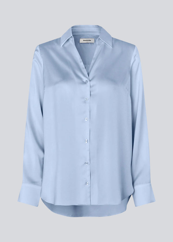 Classic shirt with button closure in front in satin. Pietromd shirt has a loose fit and a shirt collar. The model is 175 cm and wears a size s/36.