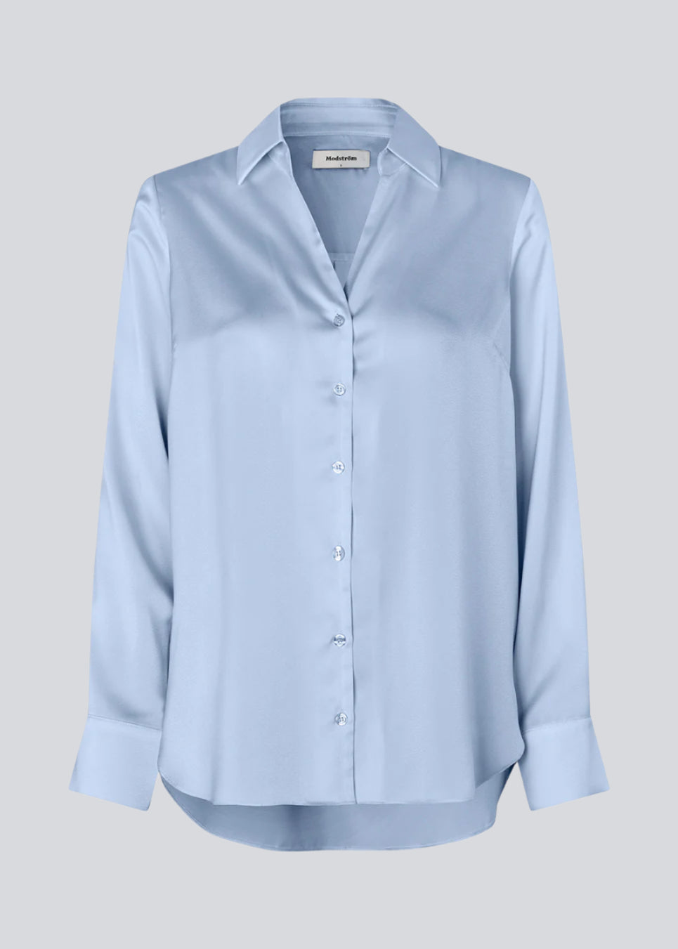 Classic shirt with button closure in front in satin. Pietromd shirt has a loose fit and a shirt collar. The model is 175 cm and wears a size s/36.