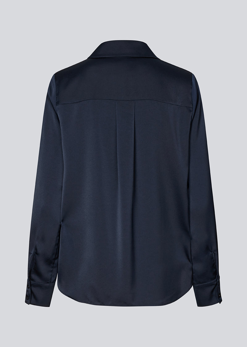 Classic shirt with button closure in front in satin. Pietromd shirt has a loose fit and a shirt collar. The model is 175 cm and wears a size s/36.