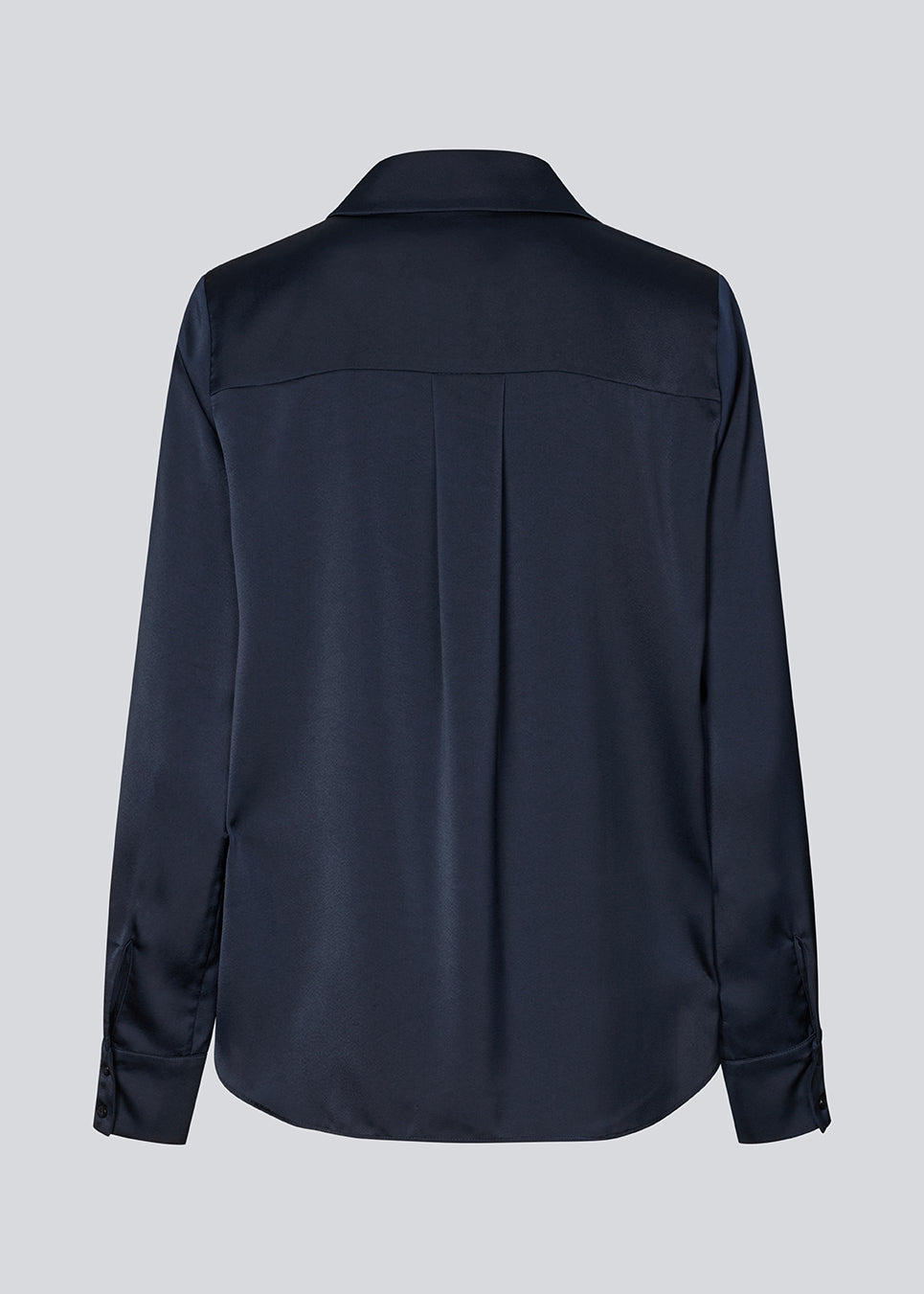 Classic shirt with button closure in front in satin. Pietromd shirt has a loose fit and a shirt collar. The model is 175 cm and wears a size s/36.