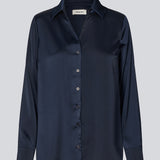 Classic shirt with button closure in front in satin. Pietromd shirt has a loose fit and a shirt collar. The model is 175 cm and wears a size s/36.