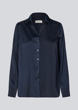 Classic shirt with button closure in front in satin. Pietromd shirt has a loose fit and a shirt collar. The model is 175 cm and wears a size s/36.