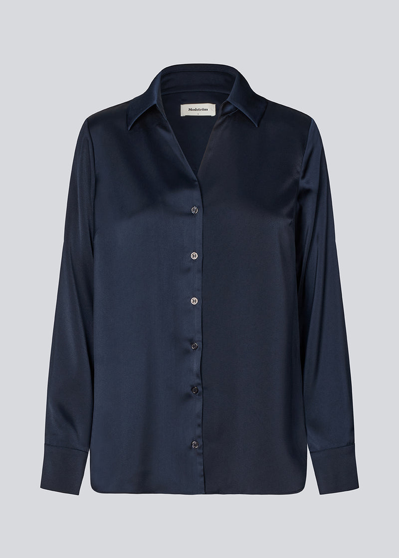 Classic shirt with button closure in front in satin. Pietromd shirt has a loose fit and a shirt collar. The model is 175 cm and wears a size s/36.