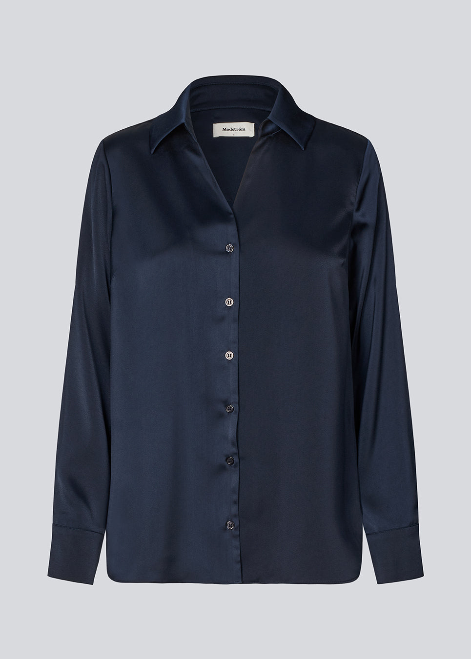 Classic shirt with button closure in front in satin. Pietromd shirt has a loose fit and a shirt collar. The model is 175 cm and wears a size s/36.
